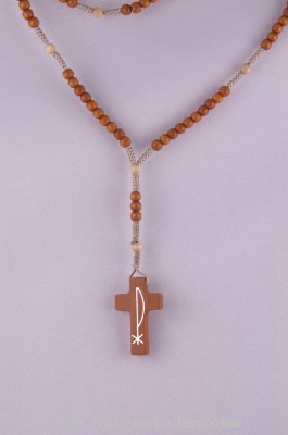 Rosenkranz geknüpft aus Holz auf dem Kreuz ist in silber das Pax-Symbol zu lesen
