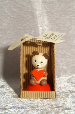 Ein kleiner Gru Br aus Holz mit Herz