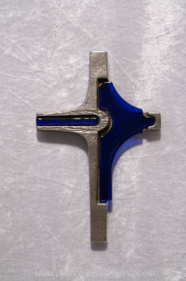 Hängekreuz Neusilber/ mit blauem Glaseinsatz