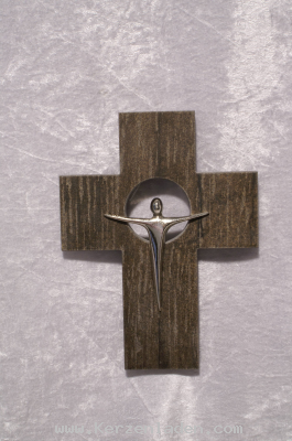 Keramikkreuz in Holzoptik dunkelbraun mit Korpus aus Neusilber. Neusilber ist die Bezeichnung für eine Kupfer-Nickel-Zink-Legierung mit hoher Korrosionsbeständigkeit, Festigkeit und silberähnlichem Aussehen.