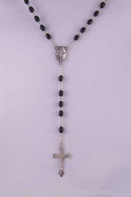Rosenkranz mit schwarzen, ovalen Holzperlen, gekettelt, mit Metallkreuz