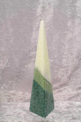 Pyramiedenkerze aus 100% Stearin Flach weiß-grün Verlauf Brennd. ca. 12 Std. selbstlöschend.  Beim Abbrand von Kerzen ist immer eine Unterlage zu empfehlen die Sie auf den letzten Seiten finden