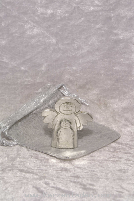 Schutzengel mit Kind aus Metall mit Stoffsckchen
