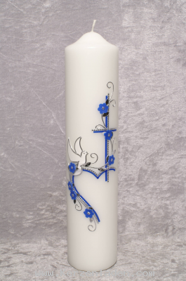 Taufkerze Kreuz, Herz, Blumenranke und Taube blau silber Motiv von Hand in Wachs gelegt und mit Silberfaden verziert