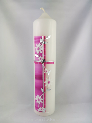 Taufkerze mit Wachsauflage rosa und Blumenranke mit silberfarbenen Wachsfaden verziert