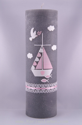 Taufkerze Boot rosa mit Taube,Preis Incl. 1Name/1Datum, Motiv von Hand gelegt mit Stoffbanderole, auf ein steingrau durchgefärbten, handgegossenen Kerzenrohling der Firma Weizenkorn aus Basel