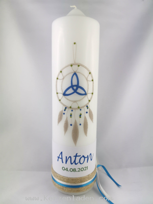 Taufkerze Traumfnger mit Symbol der Dreifaltigkeit in der Mitte. Taupe- und Blautne Wachsverziehrung aufwendig von Hand gearbeitet mit Stoffbanderole 1Name + 1Datum inclusive