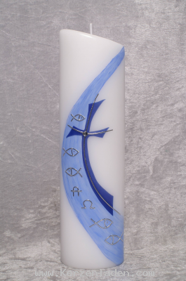 Taufkerze Hintergrund handbemalt Blautöne  mit Wachs verziert Strassstein in der Mitte des Kreuzes Silberwachsfaden