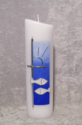 Taufkerze Hintergrund gemalt Blautöne Taufsymbole und Kreuz aus Wachs mit Strassstein in der Mitte des Kreuzes