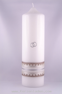 Hochzeitskerze schlicht mit braun/creme Stoffbanderole und silber Ringen aus Wachs, incl.
Namen in Schnschrift aus farbigem Wachs geschnitten