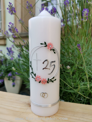 Hochzeitskerze zum 25 Ehejubilum Blumenranke lachs- rosfarben, mit silberfarbenen Wachsstreifen verziert, handarbeit
FERTIGUNG AUF ANFRAGE