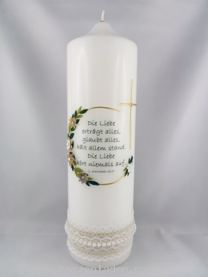 Hochzeitskerze mit Text, Stoff-/Perlbanderole und Wachsverzierung Blumenranke goldwachsstreifen und Kreuz