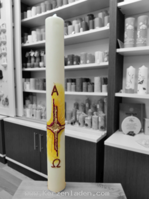 Osterkerze Kreuz mit goldfarbener Auflage, Alpha und Omega, Jahreszahl, von Hand bemalt und mit Wachs verziert.Kerze gezogen mit 10% Bienenwachs ANFERTIGUNG AUF ANFRAGE Ngel extra erhltlich gegen Aufpreis
