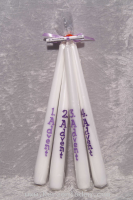 1.2.3.4.Advent Spitzkerzen, 4 Stck, Buchstaben aus Wachs, handarbeit, lila/flieder, Brenndauer je Kerze 8 Stunden