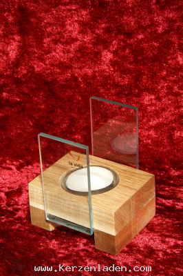 Leuchter/ In einer Holzbank ist eine Teelichthaterung aus Glas eingelassen, Elemente aus Glas und Holz vereinen sich formschön