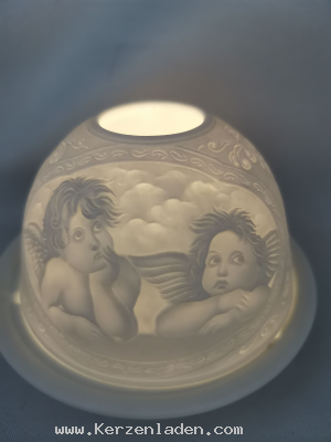 Raphael-Engel Dome-Light besteht aus einer Porzellankuppel und einem Teller aus Porzellan In die Kuppel ist ein reliefartiges Design eingearbeitet. Auf dem Teller wird ein Teelicht entzündet und die Kuppel darüber gestülpt