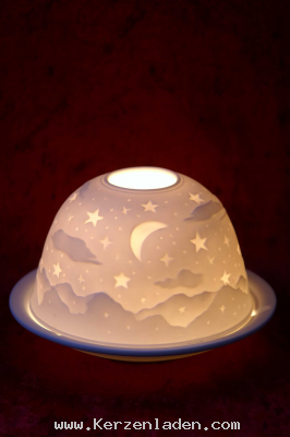 Nachthimmel Dome-Light besteht aus einer Porzellankuppel und einem Teller aus Porzellan. In die Kuppel ist ein reliefartiges Design eingearbeitet. Auf dem Teller wird ein Teelicht entzündet und die Kuppel darüber gestülpt
