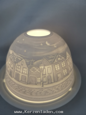 Straße bei Nacht Dome-Light besteht aus einer Porzellankuppel und einem Teller aus Porzellan. In die Kuppel ist ein reliefartiges Design eingearbeitet. Auf dem Teller wird ein Teelicht entzündet und die Kuppel darüber gestülpt