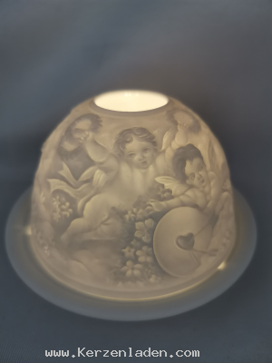 Amor Dome-Light besteht aus einer Porzellankuppel und einem Teller aus Porzellan. In die Kuppel ist ein reliefartiges Design eingearbeitet. Auf dem Teller wird ein Teelicht entzündet und die Kuppel darüber gestülpt