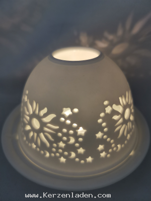 Sonne + Sterne Dome-Light besteht aus einer Porzellankuppel und einem Teller aus Porzellan. In die Kuppel ist ein reliefartiges Design eingearbeitet. Auf dem Teller wird ein Teelicht entzündet und die Kuppel darüber gestülpt