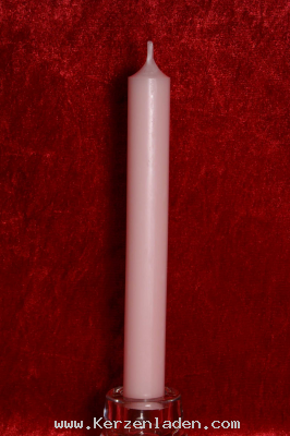 pastellaltrosa Stabkerze 180x22mm  durchgefärbt aus hochwertigen Parafinwachs erfüllt die Anforderungen nach dem Ral-Gütezeichen RAL-GZ 041 Kerzen