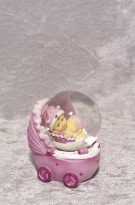 Schneekugel mit Baby liegend lila Kinderwaagen