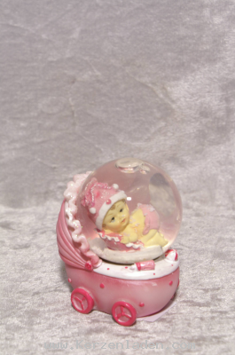 Schneekugel mit Baby liegend rosa Kinderwaagen