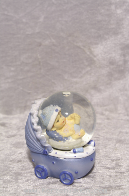 Schneekugel mit Baby liegend blauer Kinderwaagen