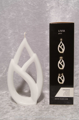 Alusi Kerze, LIVIA Das Blatt, Alusi präsentiert eine Kollektion faszinierend schöner Kerzen mit wechselnder Flammenzahl. Die Kerze tropft beim Abbrennen, das ist gewollt. Eine feuerfeste Papierunterlage ist in der Verpackung enthalten.