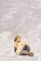 Hirtenjunge sitzend Raffaello Holzkrippenfigur der Südtiroler Holzschnitzerei Dolfi Handbemalt