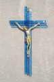 Hängekreuz aus Glas/ blau-türkis/ mit aufgesetztem Metall Korpus/ versilbert, teilw. vergoldet