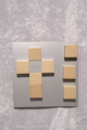 Aluminiumplatte mit 8 Holzpins aus Buche magnetisch 1 Pin mit Alueinlage und Gravur: Fisch Pingröße: 3x3cm Die Pins können geliebig auf der Platte angebracht werden
