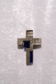 Hängekreuz Neusilber/ mit blauem Glaseinsatz