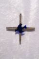 Hängekreuz Neusilber/ blaue Glastaube in der Mitte aufgelegt