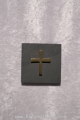 Bronzekreuz auf Schieferplatte