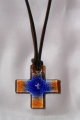 Halskette/ Glaskreuz orange/blau/ ca. 50mm Lederschnur