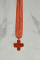 Halskette/ rotes Tüllband mit Verschluss/ rotes Steinkreuz