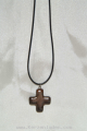 Halskette/ schwarzes Lederband mit Verschluss/ dunkelbraunes Steinkreuz