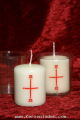 Osterkerze Stumpen rot bedruckt/ ohne Jahreszahl/ im Kunststoffbecher farblos/ die Ausführung des Kreuzes kann sich ändern