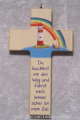 Kinderkreuz Holz mit buntem Aufdruck Text: Du leuchtest mir den Weg und führst mich immer sicher an mein Ziel.