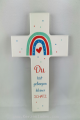 Wandkreuz aus Holz
mit Herz unterm Regenbogen 
Spruch auf dem Kreuz: 