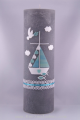 Taufkerze Boot türkis mit Taube,Preis Incl. 1Name/1Datum, Motiv von Hand gelegt mit Stoffbanderole, auf ein steingrau durchgefärbten, handgegossenen Kerzenrohling der Firma Weizenkorn aus Basel