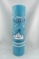 Taufkerze Boot petrol mit Wimpel,Preis Incl. 1Name/1Datum, Motiv von Hand gelegt mit Stoffbanderole, auf ein türkisblau durchgefärbten, handgegossenen Kerzenrohling der Firma Weizenkorn aus Basel