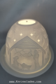 Krippe Dome-Light NEUES DESIGN BILD NICHT AKTUELL besteht aus einer Porzellankuppel und einem Teller aus Porzellan. In die Kuppel ist ein reliefartiges Design eingearbeitet. Auf dem Teller wird ein Teelicht entzündet und die Kuppel darüber gestülpt