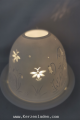 Glockenblume Dome-Light besteht aus einer Porzellankuppel und einem Teller aus Porzellan. In die Kuppel ist ein reliefartiges Design eingearbeitet. Auf dem Teller wird ein Teelicht entzündet und die Kuppel darüber gestülpt