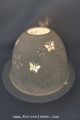 Frühling Dome-Light besteht aus einer Porzellankuppel und einem Teller aus Porzellan. In die Kuppel ist ein reliefartiges Design eingearbeitet. Auf dem Teller wird ein Teelicht entzündet und die Kuppel darüber gestülpt