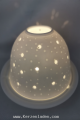Sternenhimmel Dome-Light/ besteht aus einer Porzellankuppel und einem Teller aus Porzellan/ In die Kuppel ist ein reliefartiges Design eingearbeitet/ Auf dem Teller wird ein Teelicht entzündet und die Kuppel darüber gestülpt