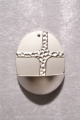 Weihwasserkessel aus Metall vernickelt matt mit poliertem Ornament Kreuz