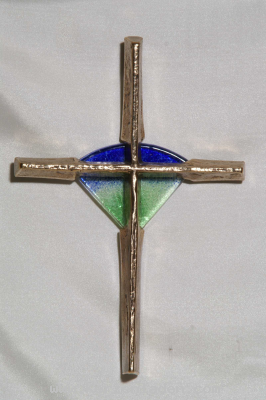 Hängekreuz Bronze/ Hindergrund aus buntem Glas