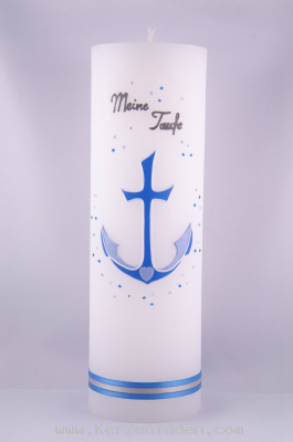 Taufkerze Anker blautöne mit Glittersteinchen, Motiv und grauer Schrift,  1Name&1Datum hier inclusive, Motiv von Hand gelegt mit Stoffbanderole, auf ein weißen rustikalen, handgegossenen Kerzenrohling der Firma Weizenkorn aus Basel